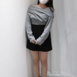 Queen's Off-shoulder Knit - Image 5