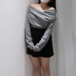 Queen's Off-shoulder Knit - Image 9