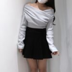 Queen's Off-shoulder Knit - Image 11