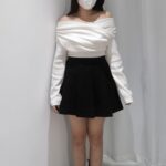 Queen's Off-shoulder Knit - Image 15